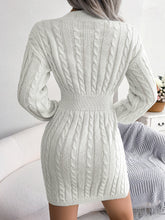 Mini-Pulloverkleid mit Zopfmuster und V-Ausschnitt